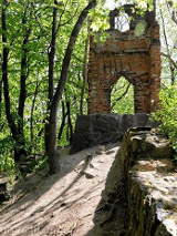 fragment parku Radojewo z fragmentem sztucznych ruiny