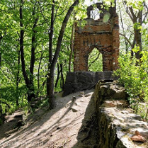 fragment parku Radojewo z fragmentem sztucznych ruiny