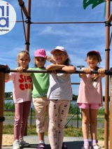 usmiechnięte dzieci na placu zabaw