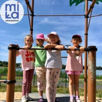 usmiechnięte dzieci na placu zabaw