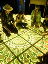 Zdjecie przewodnika z dziećmi wewnątrz muzeum