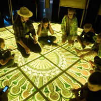 Zdjecie przewodnika z dziećmi wewnątrz muzeum