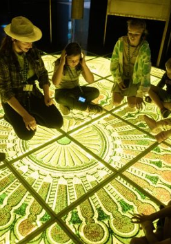 Zdjecie przewodnika z dziećmi wewnątrz muzeum