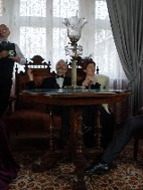 Aktorzy Asz Teatru w przestrzeniach Muzeum Literackiego Henryka Sienkiewicza. Fot. Paulina Nowak