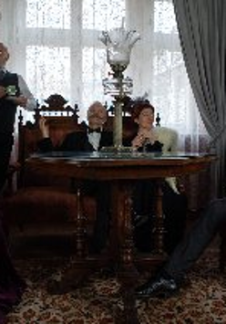 Aktorzy Asz Teatru w przestrzeniach Muzeum Literackiego Henryka Sienkiewicza. Fot. Paulina Nowak