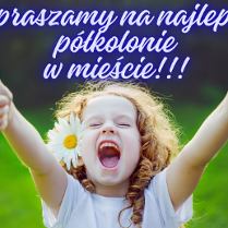 usmiechnieta dziewczynka ma podniesione kciuki obu dłoni