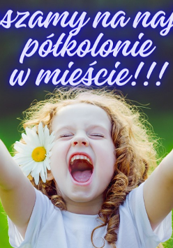 usmiechnieta dziewczynka ma podniesione kciuki obu dłoni