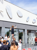 Zdjęcie galreii Brodziak. Przed nią ludzie.