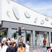 Zdjęcie galreii Brodziak. Przed nią ludzie.