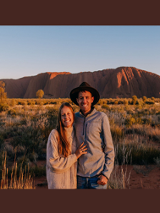 Młoda, uśmiechnięta para na tle australijskiego krajobrazu.