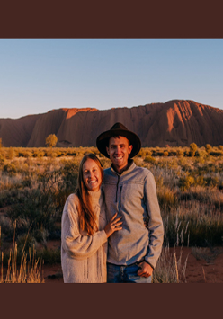 Młoda, uśmiechnięta para na tle australijskiego krajobrazu.