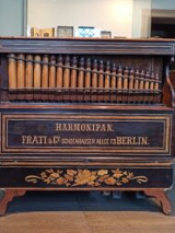 Zdjęcie na którym widać inkrustowany Polyphon.