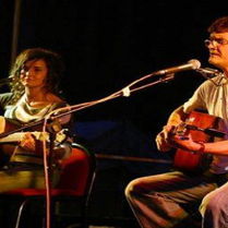 Zdjęcie Artystów na scenie.