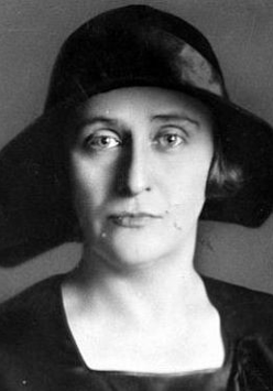 Czarno-białe zdjęcie poetki.