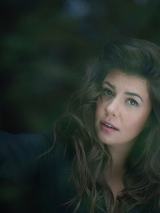 Monika Borzym pozuje do zdjęcia z dłonią wplątaną we włosy.