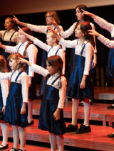 Na zdjęciu fragment występu chóru Skowroneczki.