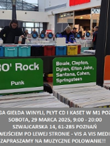 Widok na stoiska z płytami i winylami rozstawione podczas Giełdy Winyli.