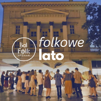 Grupa ludzi na placu Wolności zebrana w kole, są zwróceni tyłem do obiektywu. Z boku po prawej kilka osób siedzi na leżakach.