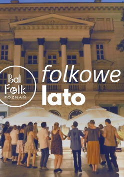 Grupa ludzi na placu Wolności zebrana w kole, są zwróceni tyłem do obiektywu. Z boku po prawej kilka osób siedzi na leżakach.