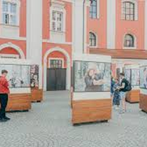 Na zdjęciu fragment wystawy na Placu Kolegiackim.