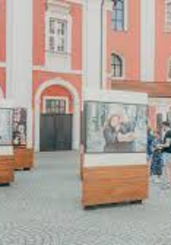 Na zdjęciu fragment wystawy na Placu Kolegiackim.