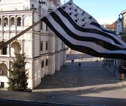 Na zdjęciu flaga Bretanii na tle ratusza w Poznaniu.