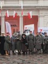 Na zdjęciu budynek muzeum z grupą rekonstrukcyjną Powstańców Wielkopolskich.