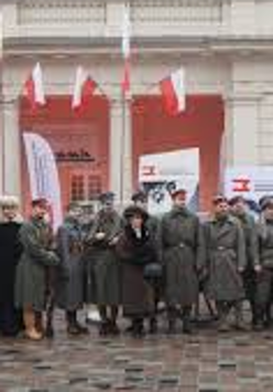 Na zdjęciu budynek muzeum z grupą rekonstrukcyjną Powstańców Wielkopolskich.