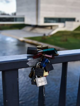 Na zdjęciu kłódki przymocowane do Mostu Jordana.