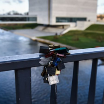 Na zdjęciu kłódki przymocowane do Mostu Jordana.