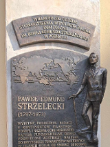 Na zdjęciu tablica pamiątkowa P. E. Strzeleckiego na Starym Rynku w Poznaniu.