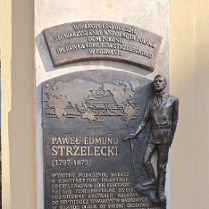 Na zdjęciu tablica pamiątkowa P. E. Strzeleckiego na Starym Rynku w Poznaniu.