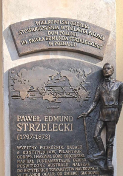 Na zdjęciu tablica pamiątkowa P. E. Strzeleckiego na Starym Rynku w Poznaniu.