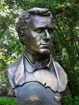 Na zdjęciu fragment pomnika Pawła Edmunda Strzeleckiego w Koszutach.