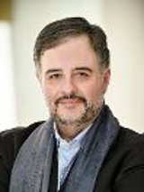 Zdjęcie Luisa Cansino - mężczyzny z założonymi rękoma, patrzącego w obiektyw.