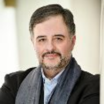 Zdjęcie Luisa Cansino - mężczyzny z założonymi rękoma, patrzącego w obiektyw.