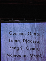 .Pognieciona kartka paperu, na której napisanych jest kilka słów, np. Gumma, Gutta, Foma. Czarne tło.