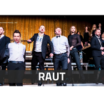 Aktorzy na scenie,śpiewając stoją wyprostowani. W tle złota zasłona. Na dole zdjęcia napis "Raut".