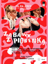 Na zdjęciu znajduje się grupa młodych chórzystek. Ich twarze są roześmiane.