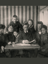 Czarno-biała fotografia rodzinna, Helena i Leon Hulewicz z dziećmi, Mielęcin 1906, fot. Helena Hulewiczowa, zb. Witolda Żylicza