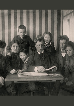 Czarno-biała fotografia rodzinna, Helena i Leon Hulewicz z dziećmi, Mielęcin 1906, fot. Helena Hulewiczowa, zb. Witolda Żylicza