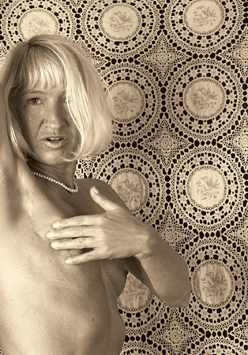 Kobieta po mastektomii - zdjęcie promujące wystawę