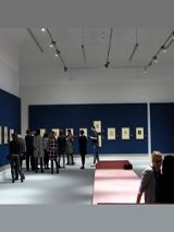 Uczestnicy zwiedzają wystawę