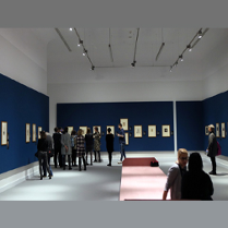 Uczestnicy zwiedzają wystawę