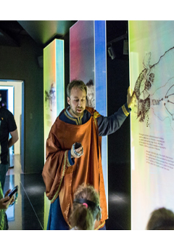 Dzieci w trakcie oprowadzania z przewodnikiem