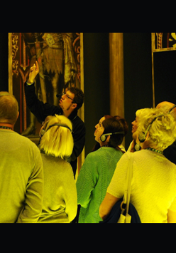 Seniorzy zwiedzają wystawę