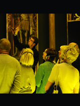 Seniorzy zwiedzają wystawę