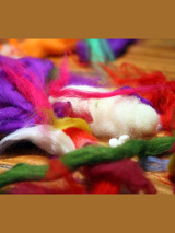 Kolorowe strzępki wełny w dużym zbliżeniu.