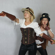 Na zdjęciu są dwie kobiety, które podróżują w czasie.