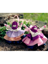 na zdjęciu dwie, ręcznie robione laleczki w kolorowych sukienkach